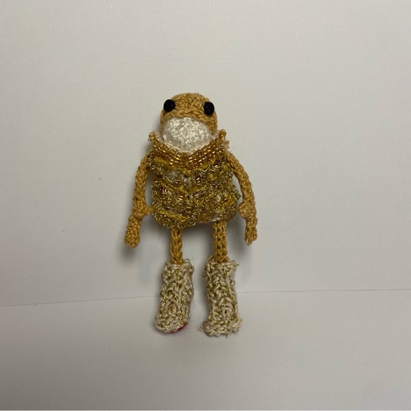 Miniature Knitted Taylor Swift Frog- Fearless - Picture 5 of 5